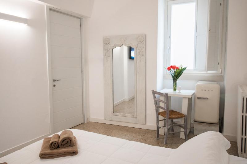 Queen Room with Spa Bath image 1