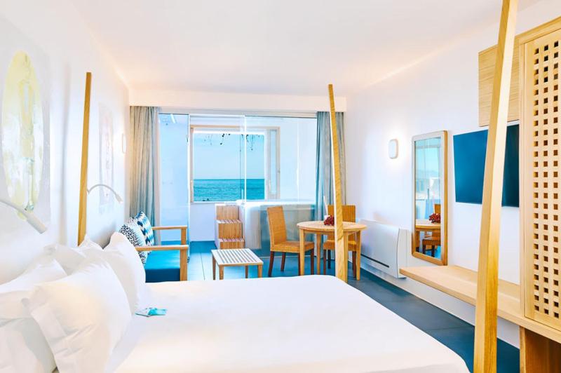 Suite with Hot Tub image 2