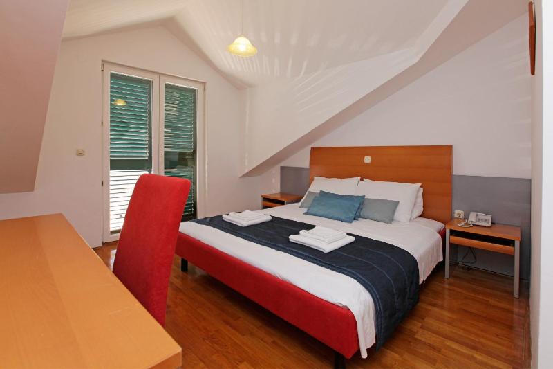 One-Bedroom Apartment with Balcony and Sea View image 1