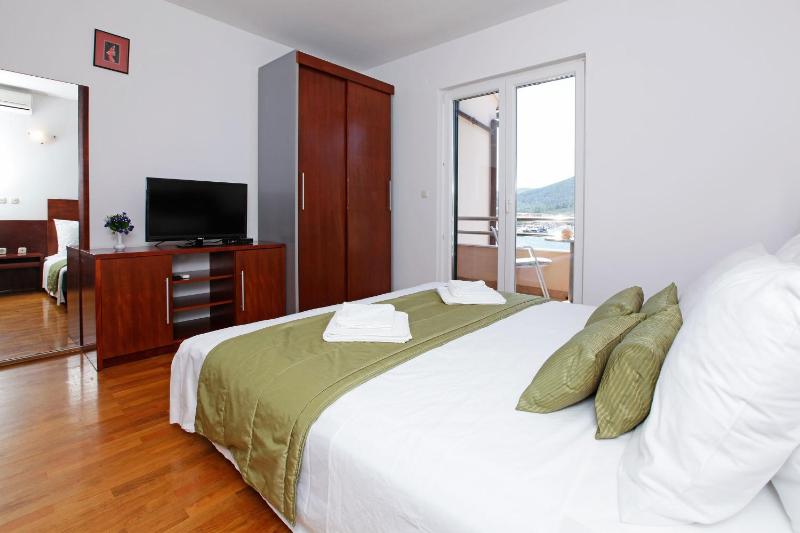 Studio with Balcony and Sea View image 1