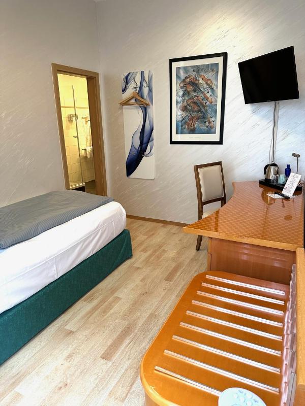 Single Room with Bathroom image 3