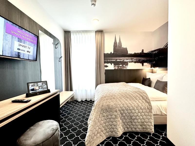 Compact Double Room with River View image 1