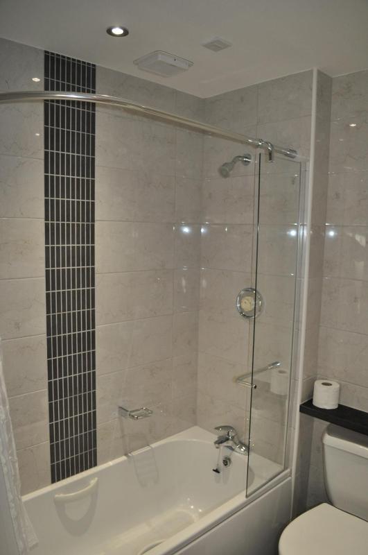 Single room with shared external bathroom image 2