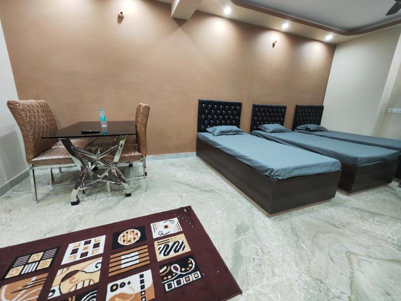 Massive 3BHK Serviced Apt for Big Groups & Family - image 2