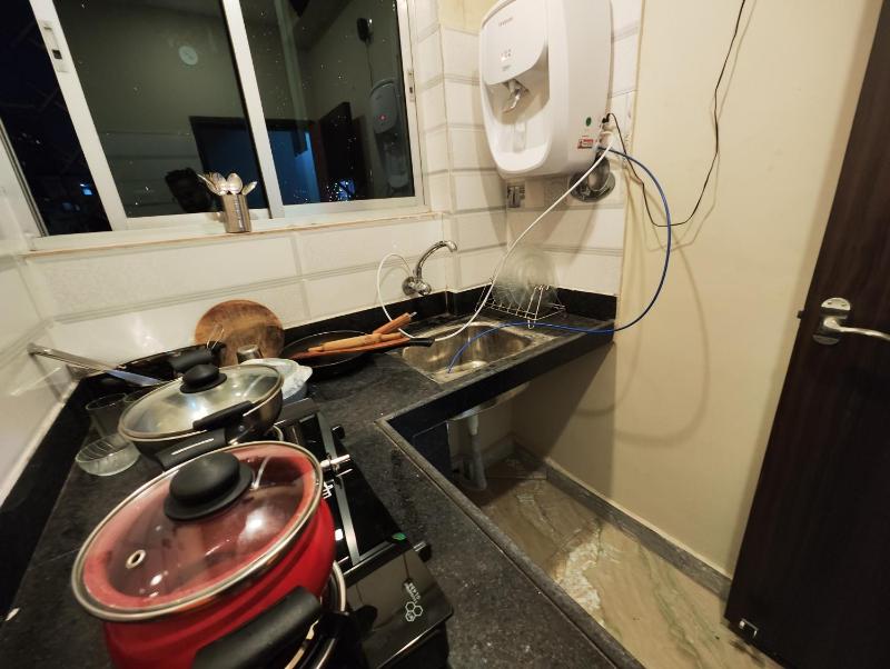 Massive 3BHK Serviced Apt for Big Groups & Family - image 5
