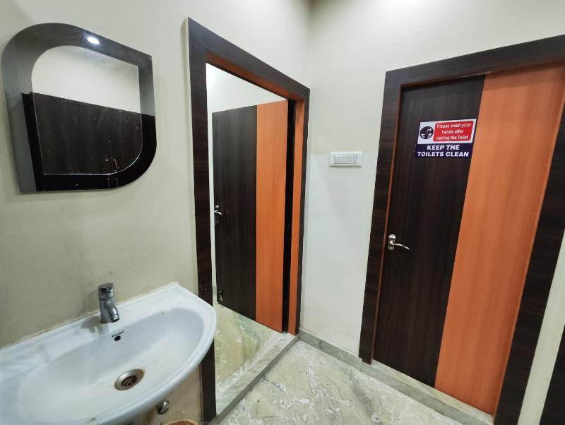 Massive 3BHK Serviced Apt for Big Groups & Family - image 13
