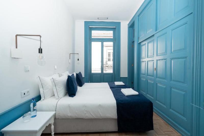 Twin Room with City View image 4