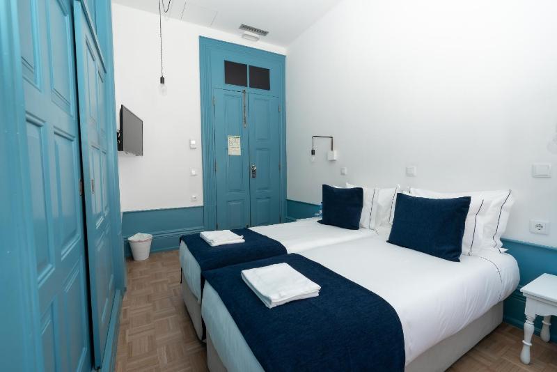 Twin Room with City View image 3