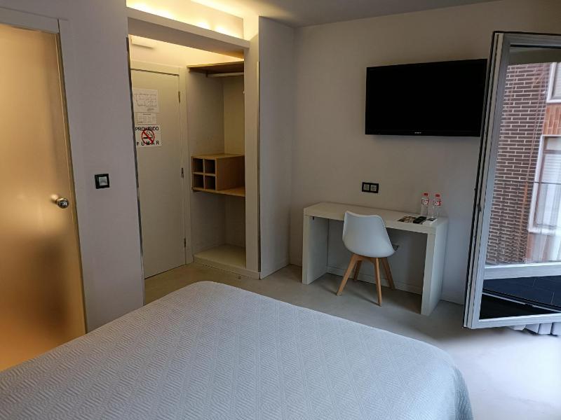 Double Room with Terrace image 4