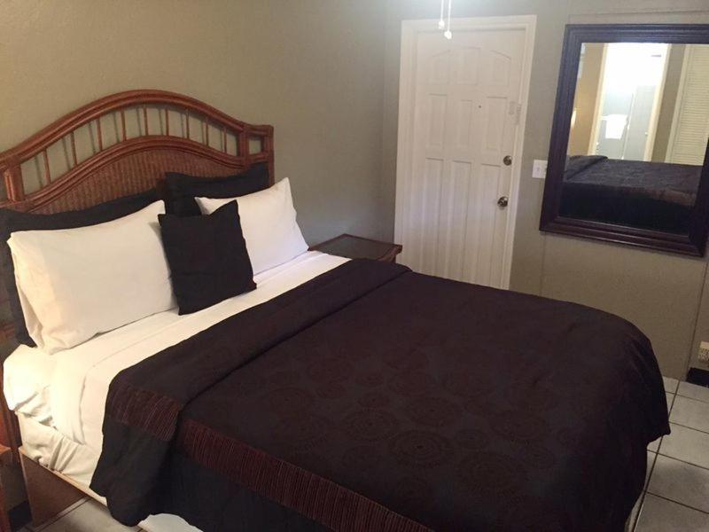 Standard Queen Room with Pool View image 4