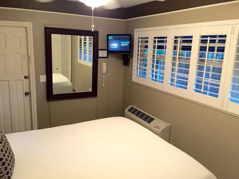 Standard Queen Room with Pool View image 2