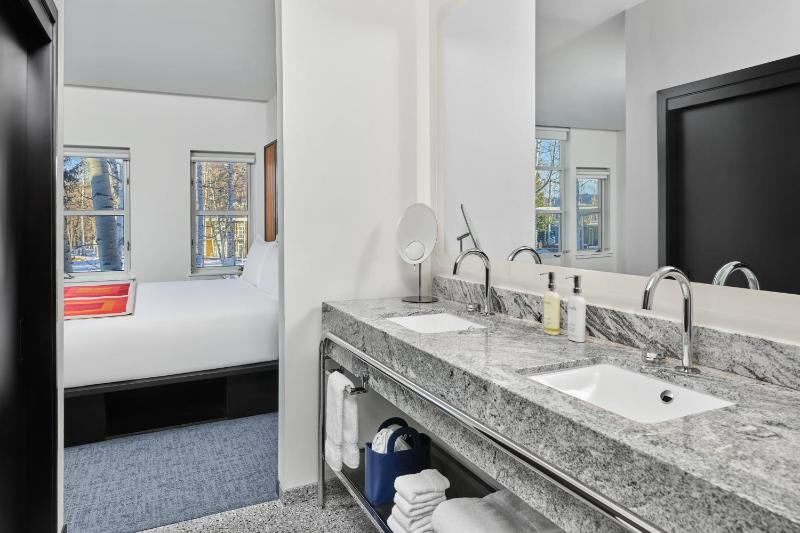 Deluxe Two Bedroom Mountain Suite image 3
