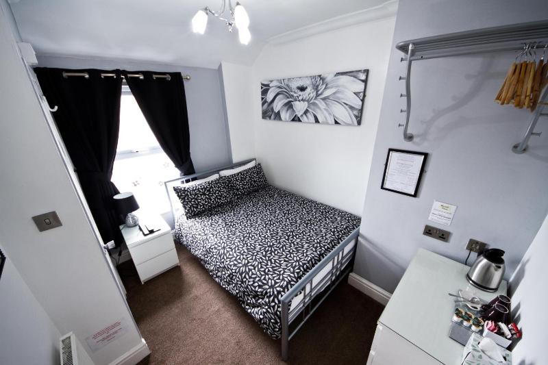  Small Double Room Ensuite image 1