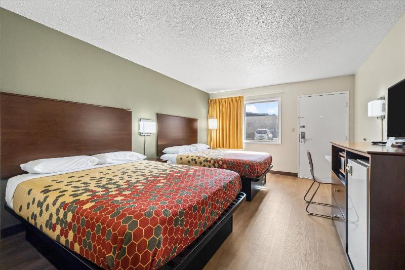 Queen Room with Two Queen Beds - Non-Smoking image 3