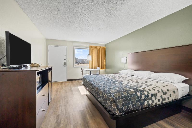 King Room - Non-Smoking image 2