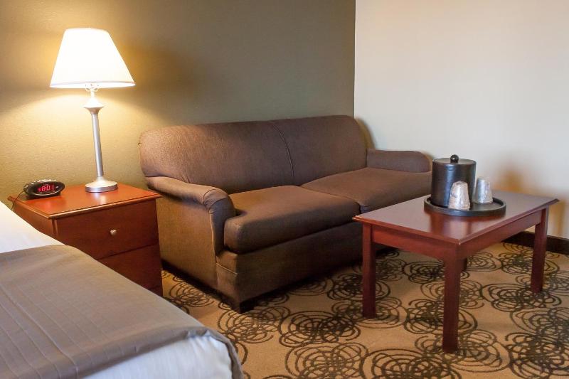 One-Bedroom King Suite with One Queen Bed and Sofa Bed - Kitchen/Non-Smoking image 4