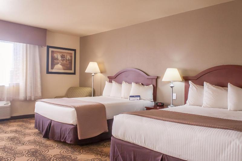 One-Bedroom Queen Suite with Two Queen Beds and Sofa Bed - Kitchen/Non-Smoking image 4