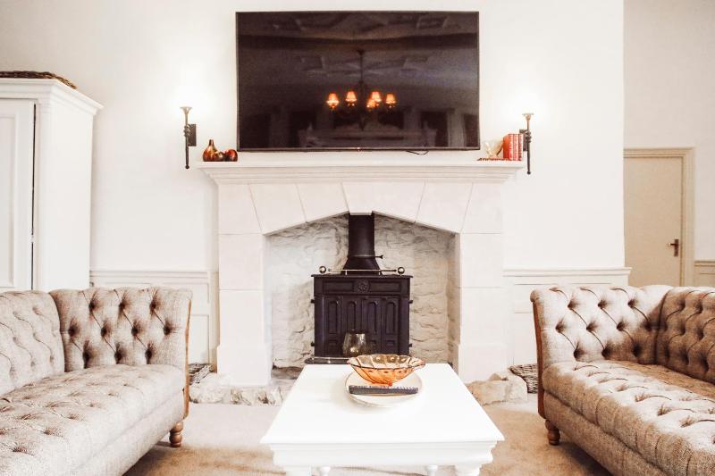 Double Room - Courtroom image 3