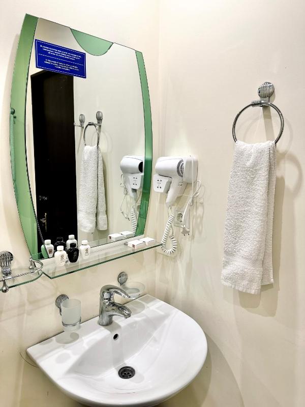 Double or Twin Room image 2
