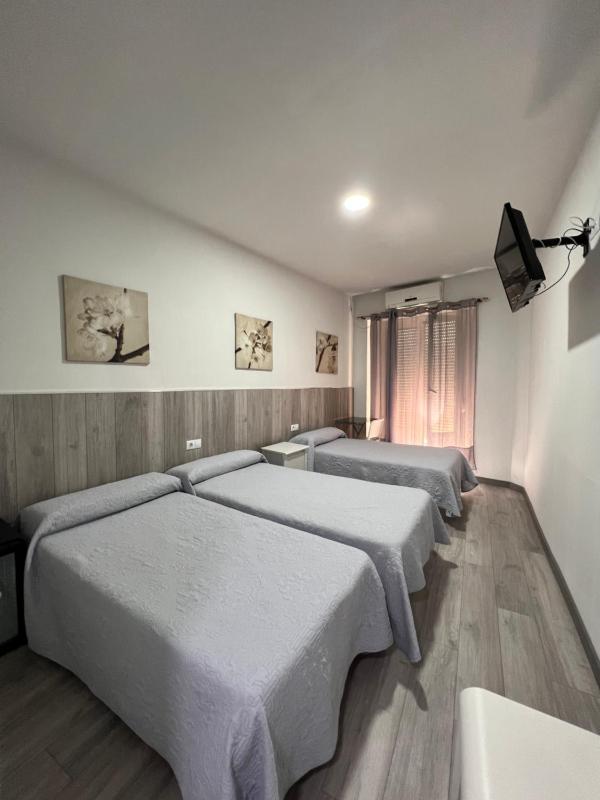 Triple Room with Private Bathroom image 4