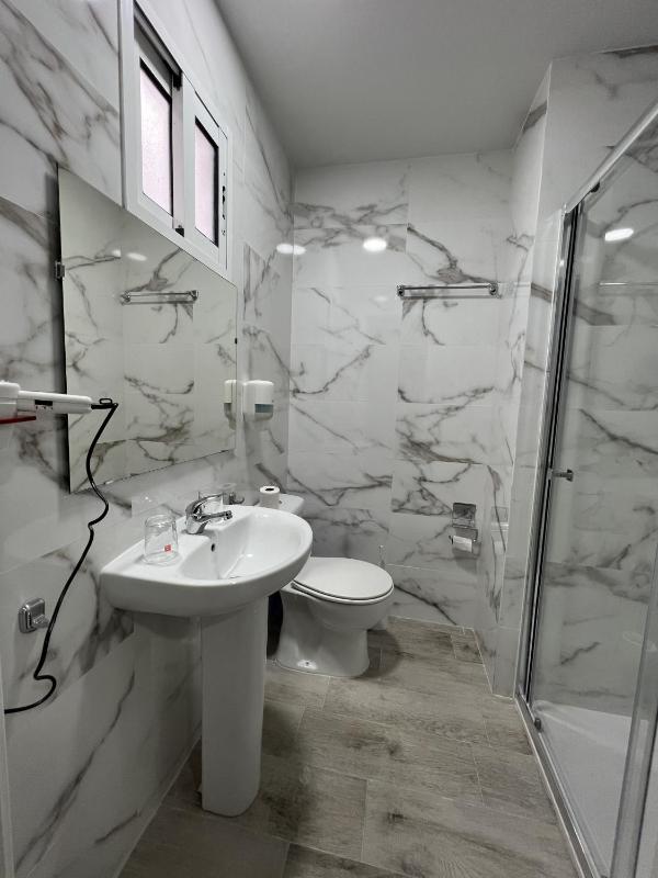 Twin Room - Single Use image 4