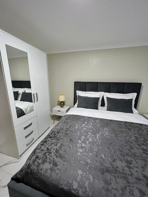 Three-Bedroom House image 4