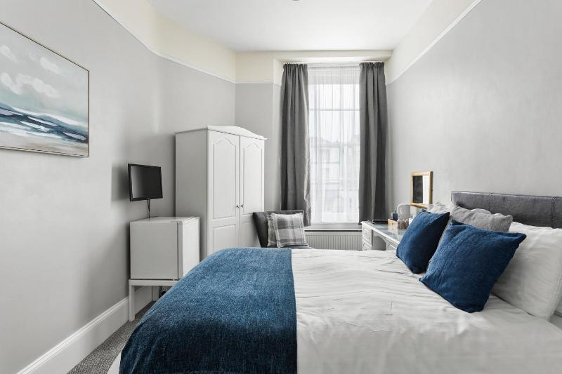 Double Room image 3
