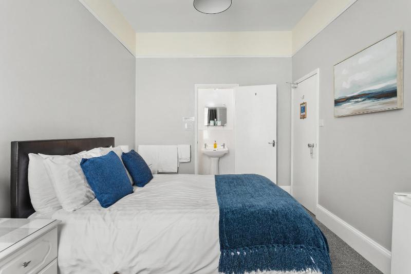 Double Room image 4