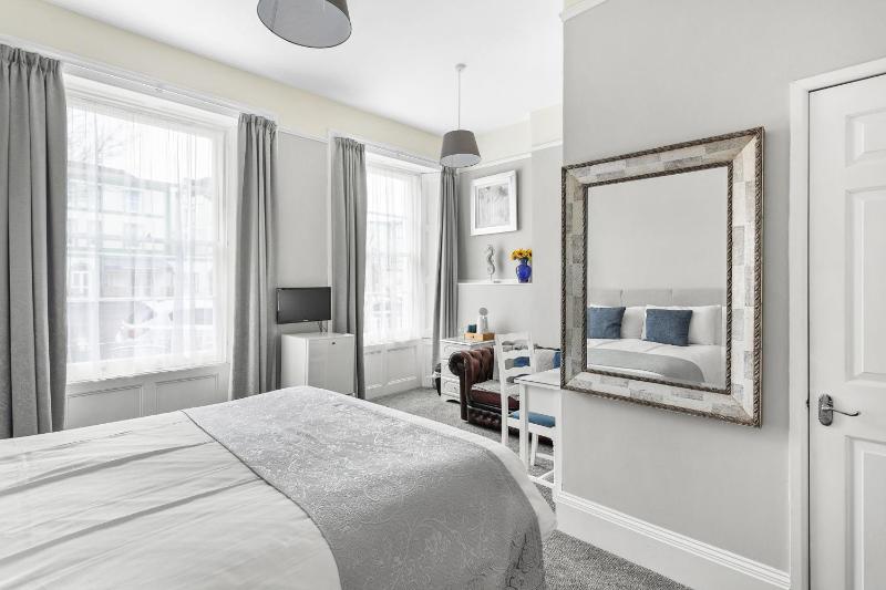 Superior King Room image 3
