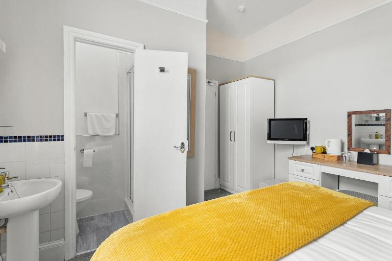 Double Room image 4