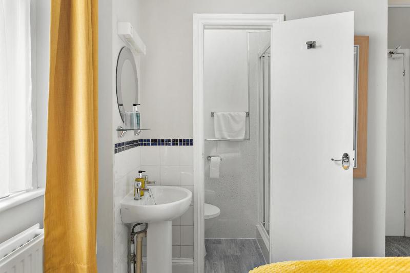 Double Room image 3