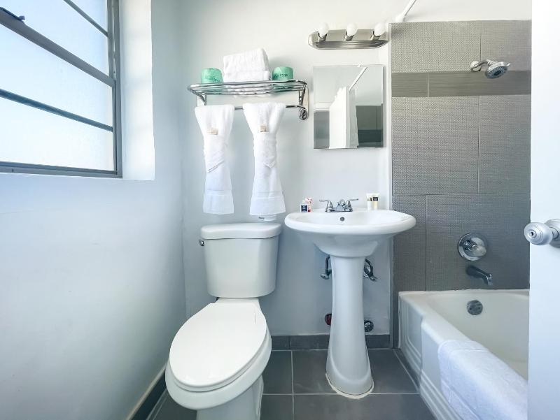 Superior Poolside King