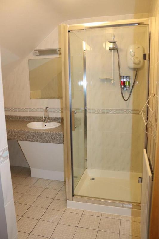 Twin Room image 4