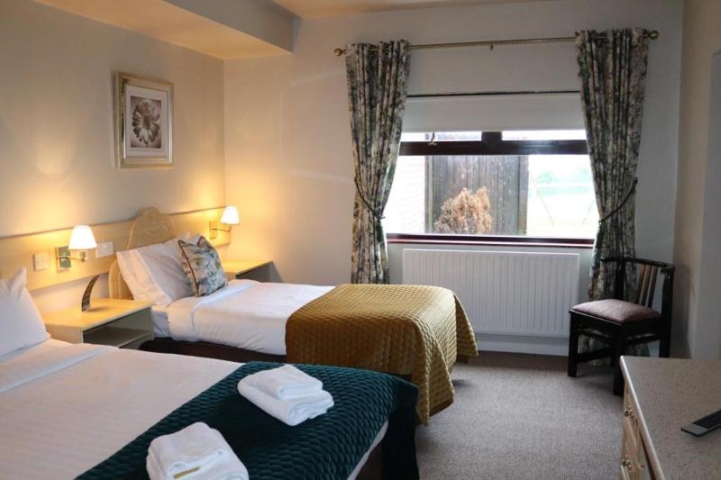 Double Room image 3
