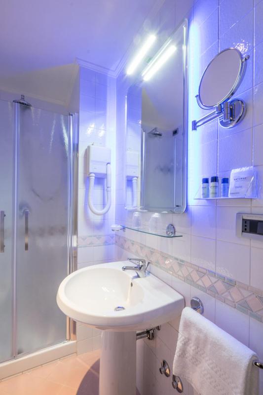 Classic Double or Twin Room image 4