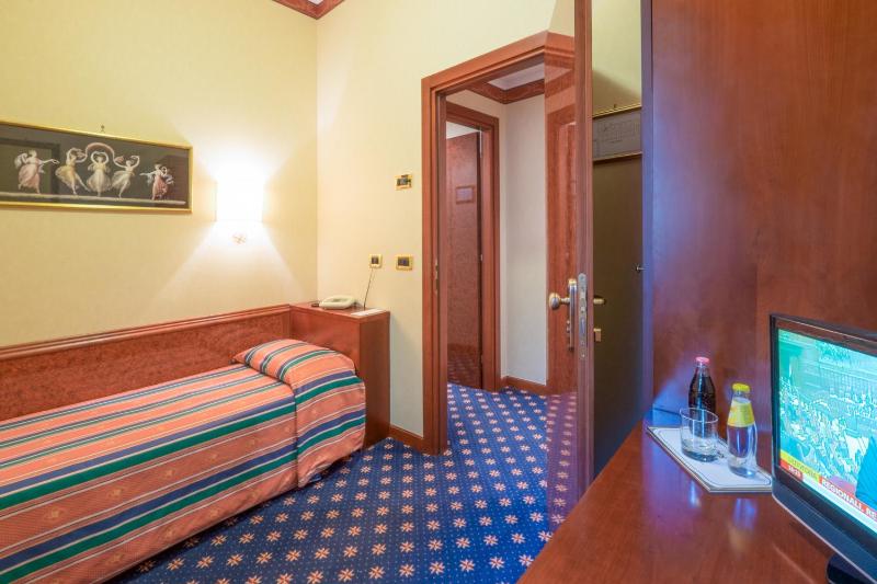 Classic Triple Room image 2
