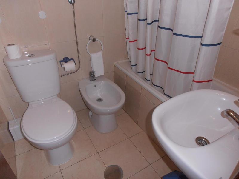 Twin Room with City View image 2