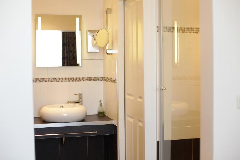 Large Double Room with Double Bed image 3