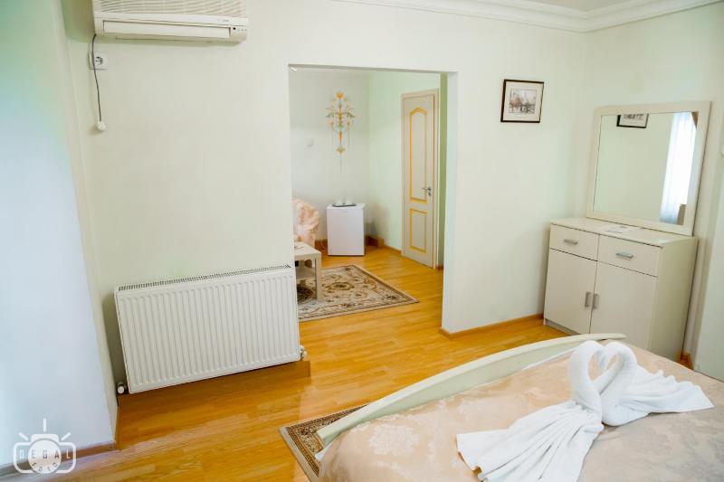 Double Room image 3