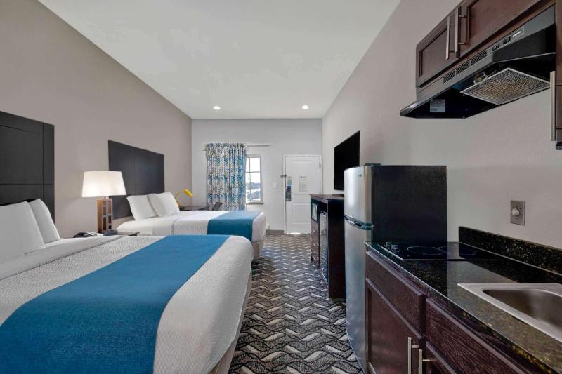Queen Room with Two Queen Beds - Disability Access - Non-Smoking image 4