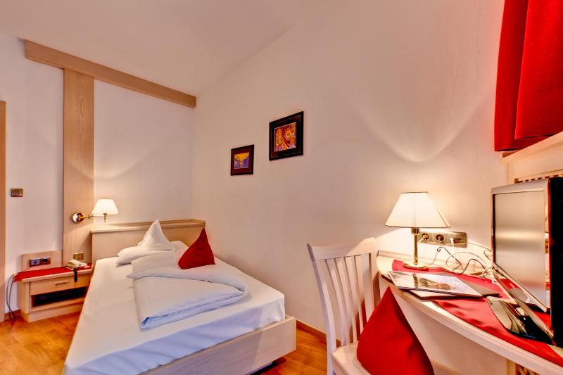 Standard Single Room image 3