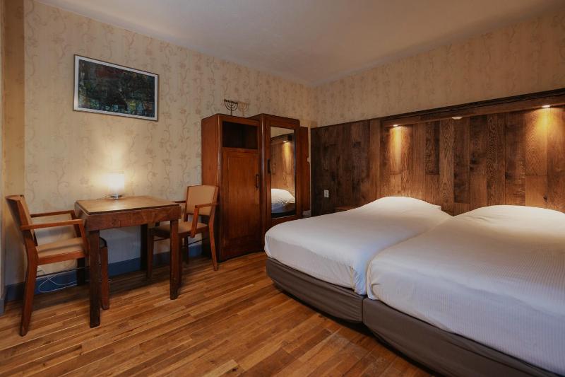 Double Room image 4