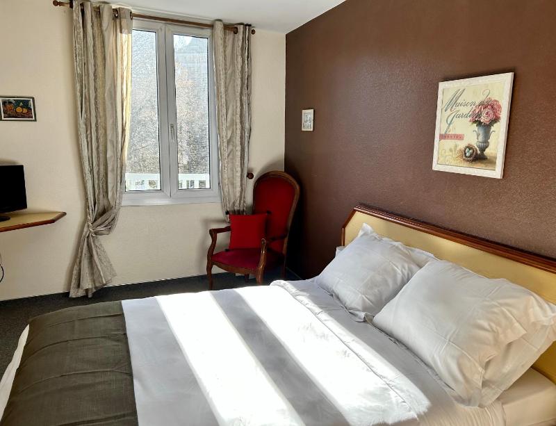 Standard Double Room image 3
