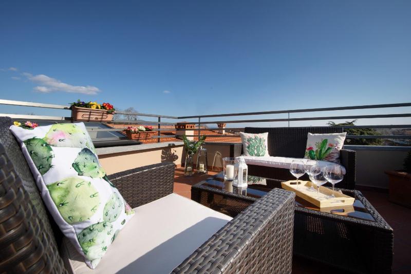 Rooftop Delight with Terrace - image 4