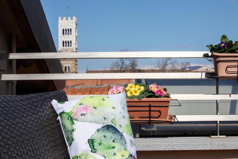 Rooftop Delight with Terrace - image 11