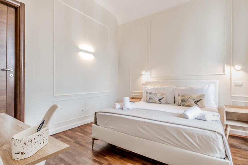 Deluxe Double Room image 3