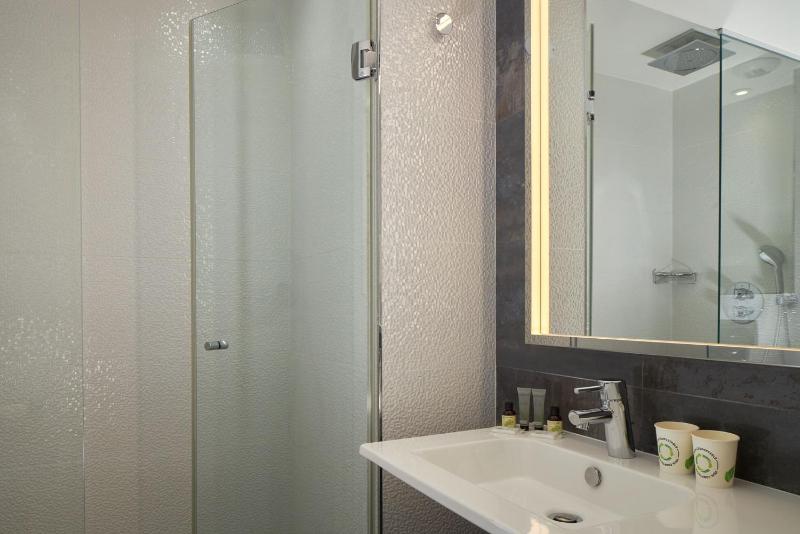 Superior Twin Room with Shower image 3