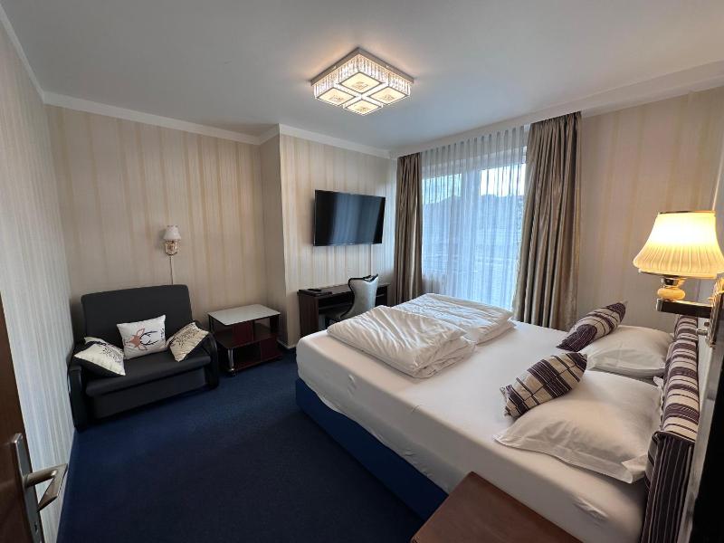 Double Room with Balcony image 4