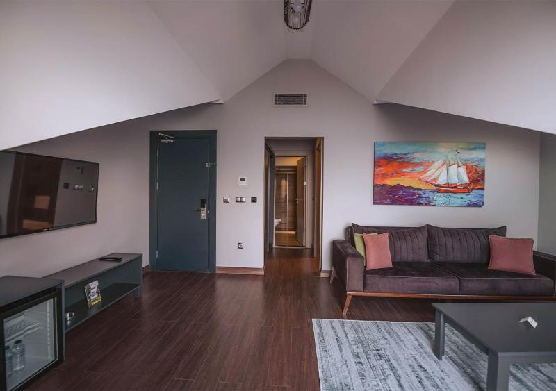 Elite Suite with Sea View and Balcony image 4