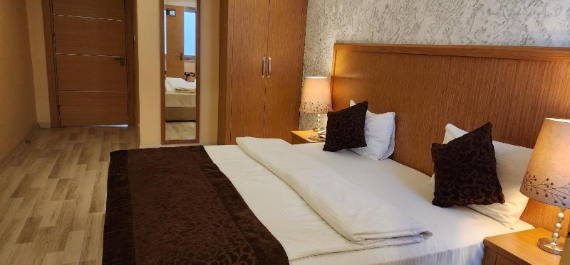 Triple Room with Balcony image 4